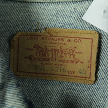 Laden Sie das Bild in den Galerie-Viewer, Second Hand LEVI&#39;S Jeansjacke Gr. 40 blau Jacke (*)