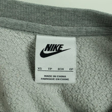 Laden Sie das Bild in den Galerie-Viewer, Second Hand NIKE Sweatshirt Gr. XS grau mit Logo Stickerei (*)