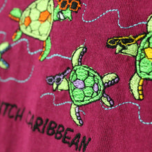 Laden Sie das Bild in den Galerie-Viewer, Vintage ST. MAARTEN Souvenir T-Shirt Gr. M pink mit Schildkröten Stickerei (*)