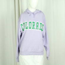 Laden Sie das Bild in den Galerie-Viewer, Second Hand MONKI Sweatshirt Gr. S lila uni mit Aufdruck &quot;COLORADO&quot;(*)