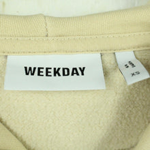 Laden Sie das Bild in den Galerie-Viewer, Second Hand WEEKDAY Hoodie Gr. XS beige mit Print &quot;normal is boring&quot; (*)